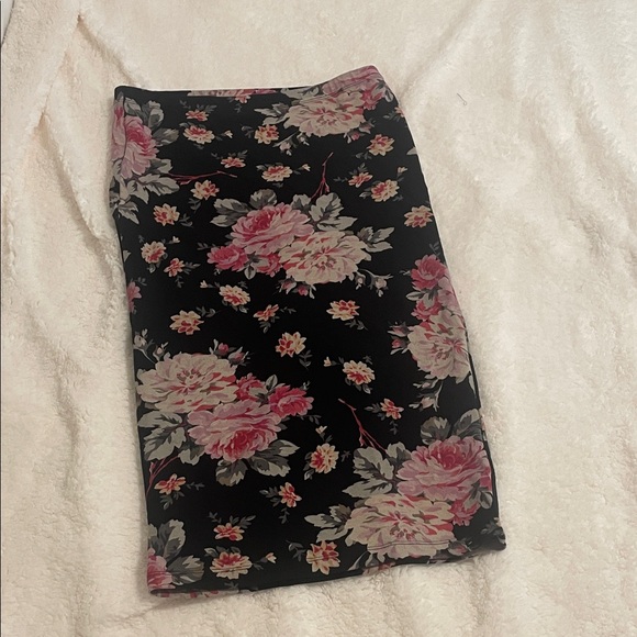 Express Dresses & Skirts - Express Black Floral Pencil Skirt